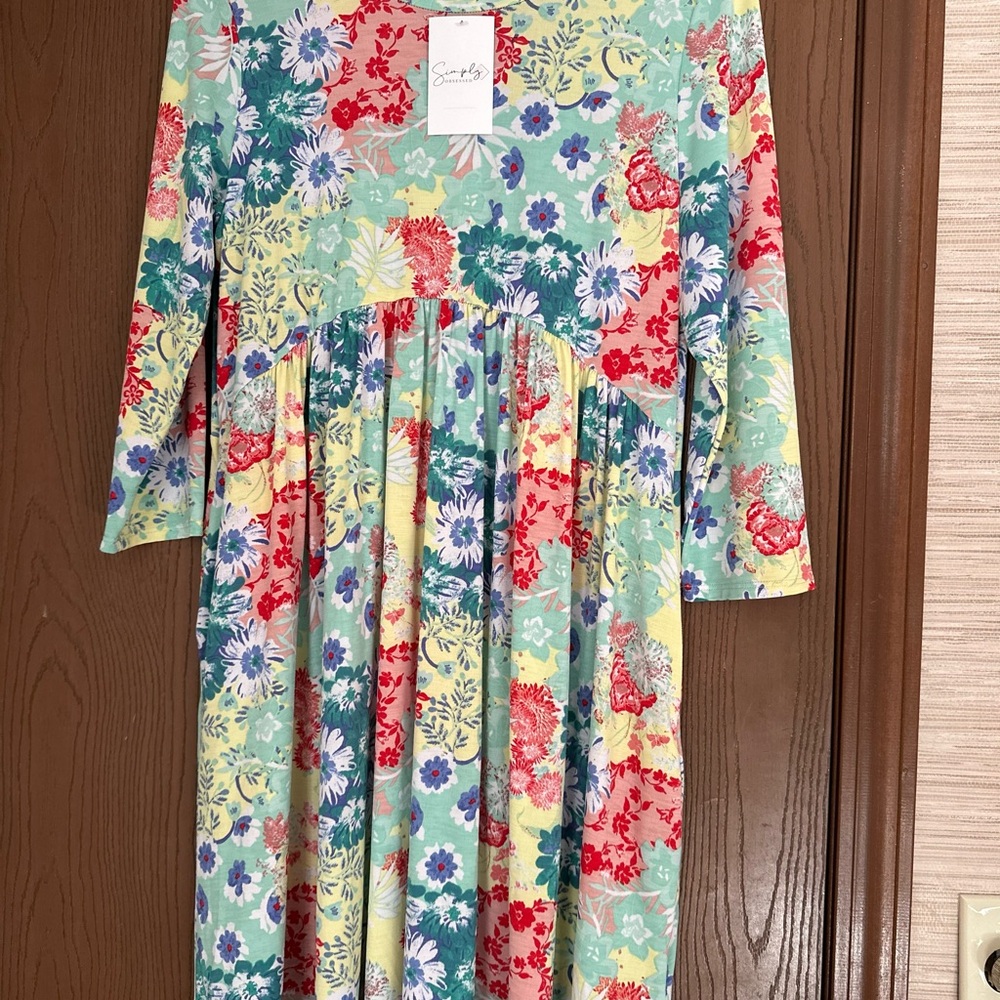 Gorgeous dress in lovely spring colors.